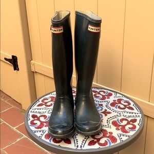 HUNTER boots with FREE fleece socks. Navy size 6